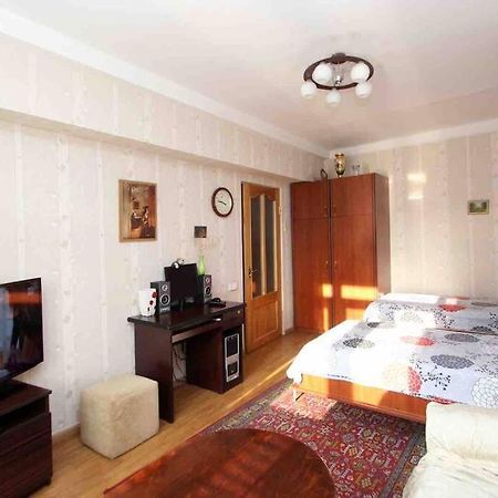 Cozy Apartment In The Center Of Yerevan Exterior photo