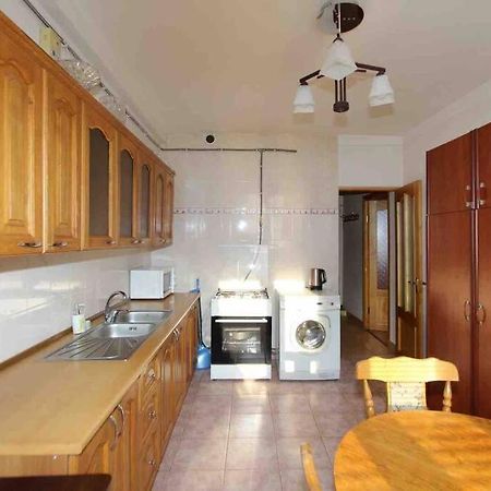 Cozy Apartment In The Center Of Yerevan Exterior photo
