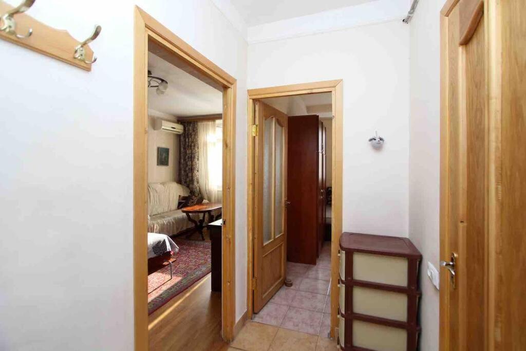 Cozy Apartment In The Center Of Yerevan Exterior photo