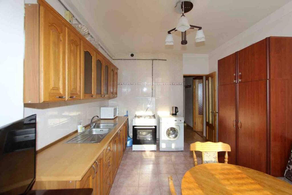 Cozy Apartment In The Center Of Yerevan Exterior photo